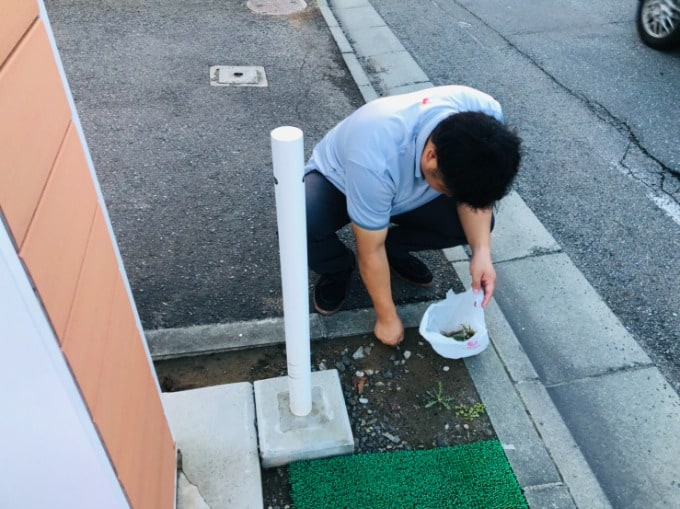 秋田新国道店で良いお店作りをするために草むしりしました！02