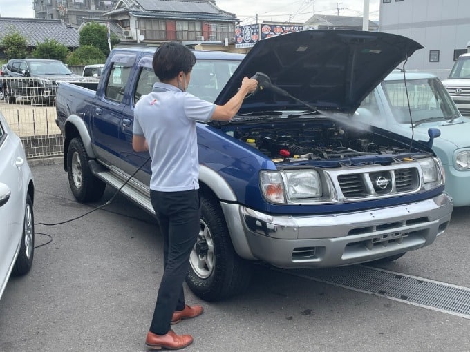 展示車をピカピカに01