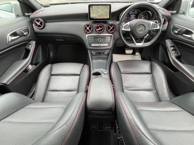 《中古車入荷情報》《M.ベンツ A250 シュポルト4マチック》02
