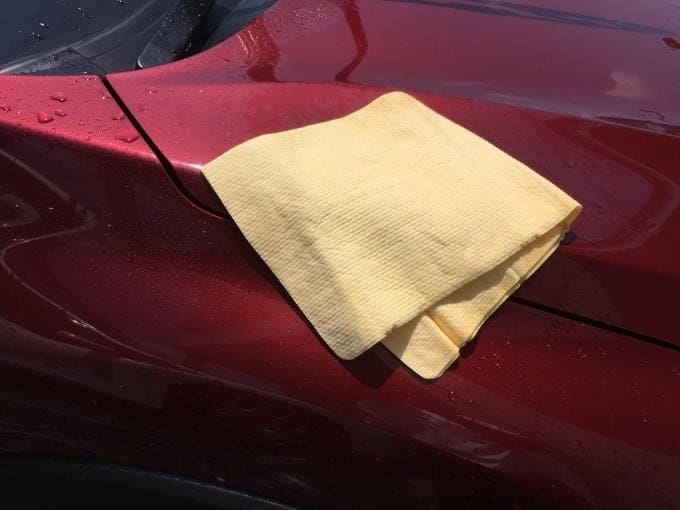 お車の洗車は拭き上げで○○を使うと効率的で綺麗になります！！        01