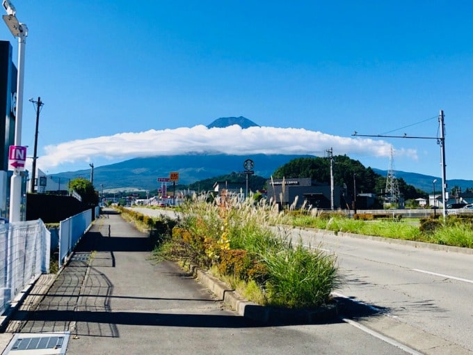 富士山にドーナツ状の雲！01