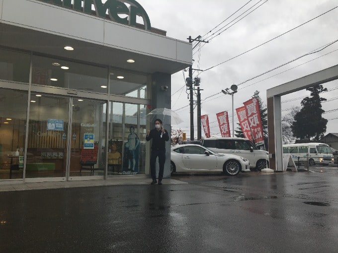 展示だけじゃありません！雨の日は店内で全国の在庫をご紹介！！01