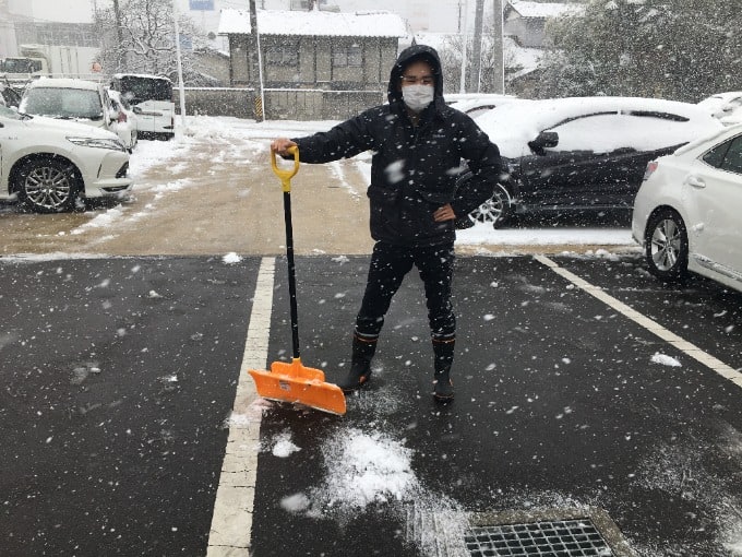 【福島市初雪！！】場内、展示のお車の雪かきをして皆様をお待ちしております！！01