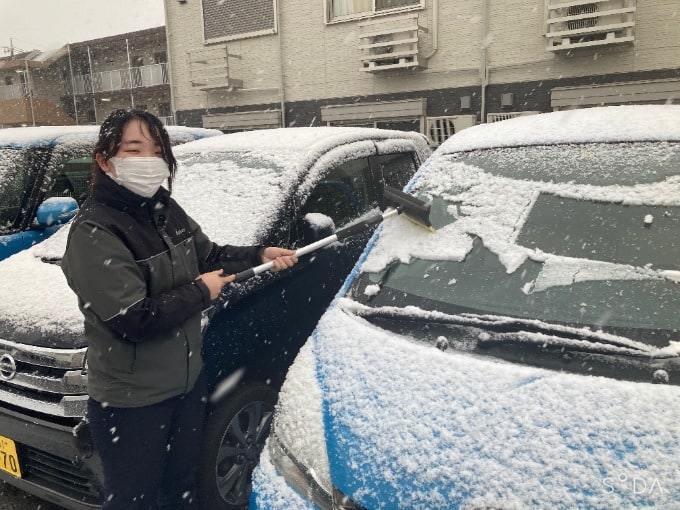 雪爆弾は落とさないで！車のルーフに乗った雪はとっても危険！01