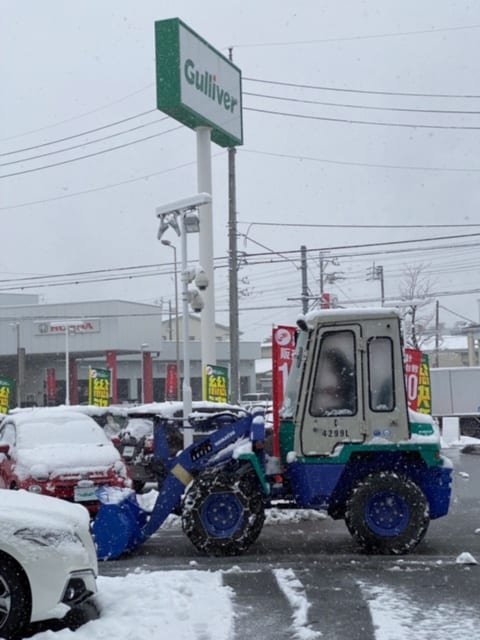 雪かきしながら営業活動頑張ります！！！01