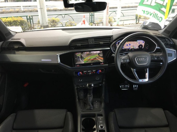 ✰入荷情報！ '21 アウディ Ｑ３ ３５ＴＦＳＩ Ｓライン（ディーラー車）✰★お問い合わせはこちらまで 03-5837-0071☆★02