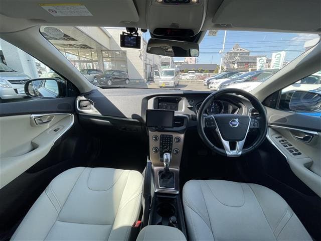 中古車入荷情報！'13 ボルボ Ｖ４０ クロスカントリー Ｔ５ ＡＷＤ（ディーラー車）02