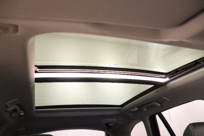 2018年式 BMW X1 入荷いたしました。03