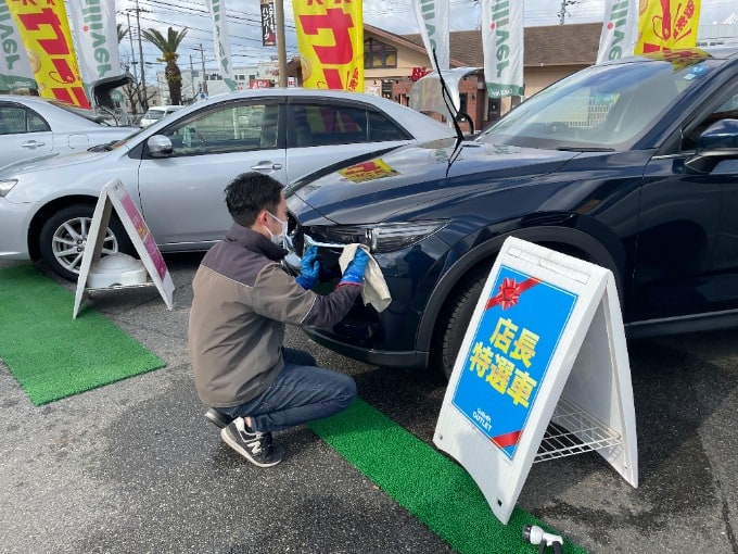 お店の展示場のお車をピカピカにしました！05