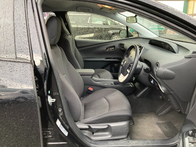 ☆中古車入荷情報☆　　TOYOTA  PRIUS  H29  S 04