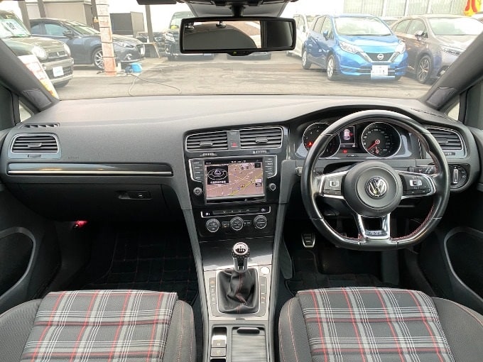 VW H28年式　ゴルフGTi 6MT車の中古車が入荷致しました！！02