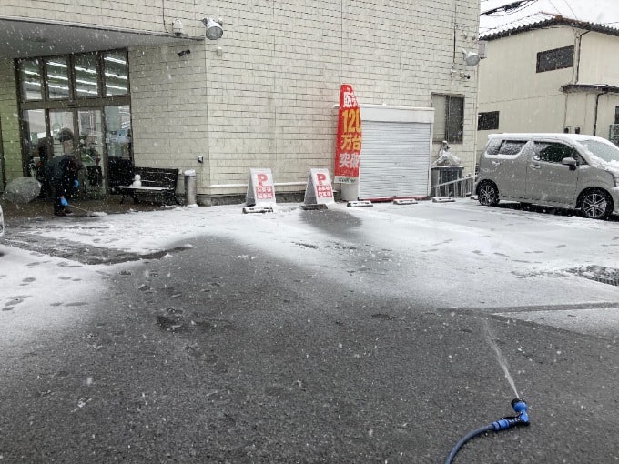 久しぶりの雪にわんぱく小僧達が雪遊びをしています02