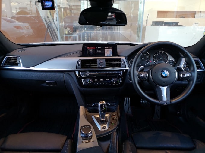 BMW 330e Mスポーツ アイパフォーマンス EＤシャドーのご紹介です(^^♪04