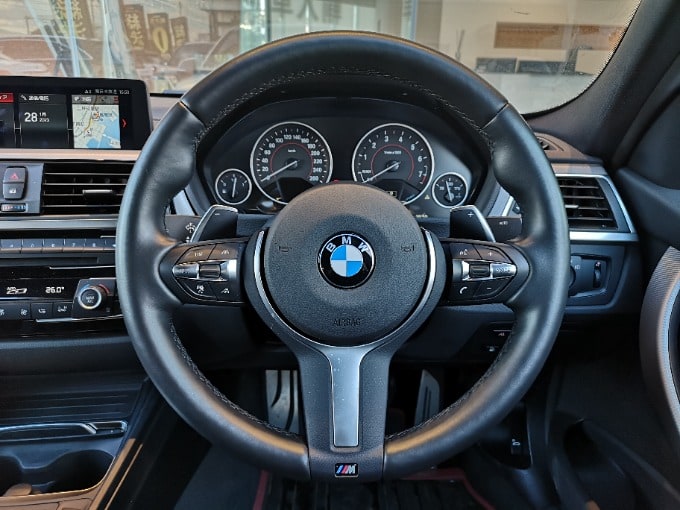 BMW 330e Mスポーツ アイパフォーマンス EＤシャドーのご紹介です(^^♪05