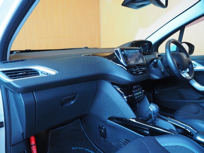 お車のご紹介！新入荷！プジョー　２００８04