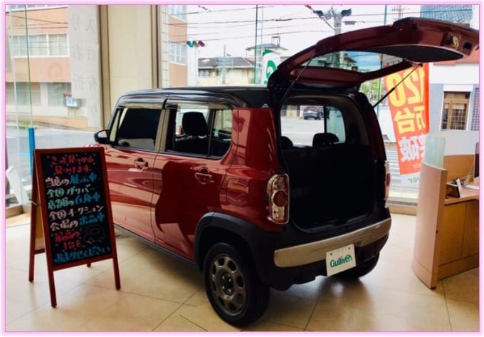 ガリバー吹田千里丘店 “店内にもおすすめ車展示”01