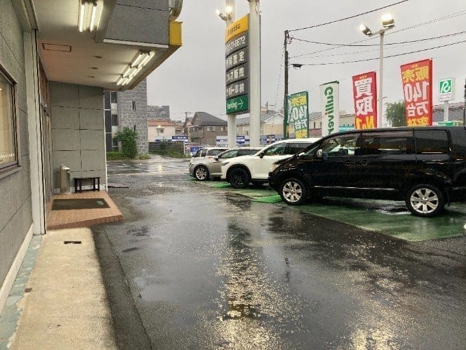 雨の中でも営業中01