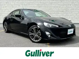 ８６