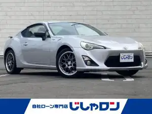 ８６