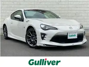８６