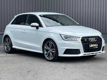 アウディ Ｓ１ スポーツバック ワンオーナー 黒レザー MT車 純正ナビ