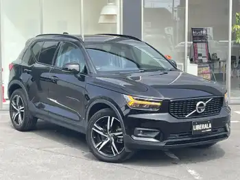 ボルボ ＸＣ４０ T4 AWD Rデザイン サンルーフ　黒ハーフレザー　全方位カメラ