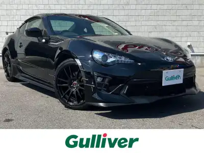 ８６