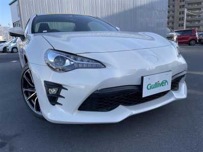 ８６
