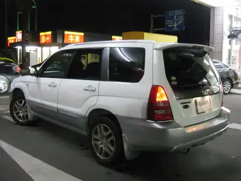 カタログ画像：フォレスター （FORESTER） ＸＴ Ｌ．Ｌ．Ｂｅａｎエディション 2004年2月 TA-SG5 2000cc ピュアホワイト／プレミアムシルバー・メタリック 燃費13.0km / l バック