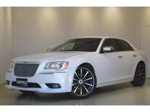 カタログ画像：クライスラー・３００ （CHRYSLER 300） ３００リミテッド 2012年12月 ABA-LX36 3600cc アイボリートライコートパール 燃費9.2km / l フロント