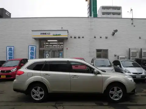 カタログ画像：レガシィアウトバック （LEGACY OUTBACK） ２．５ｉ Ｌパッケージ 2010年5月 DBA-BR9 2500cc サンライトゴールド・オパール 燃費13.2km / l 外装