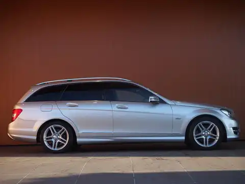 カタログ画像：Ｃクラスステーションワゴン （C-CLASS STATIONWAGON） Ｃ２００ ブルーエフィシェンシー ステーションワゴン アバンギャルド 2012年7月 DBA-204248 1800cc イリジウムシルバー（Ｍ）orパラジウムシルバー（Ｍ）orダイヤモンドシルバー（Ｍ） 燃費13.6km / l 外装