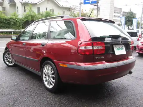 カタログ画像：Ｖ４０ （V40） ノルディックスペシャル 2002年7月 GH-4B4204W 2000cc レッドｏｒチェリーレッドメタリック 燃費9.0km / l バック