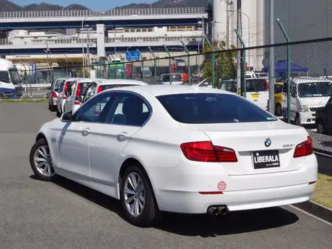 カタログ画像：５シリーズ （5 SERIES） ５２３ｉ 2010年7月 DBA-FP25 2500cc アルピン・ホワイトⅢ 燃費11.2km / l バック