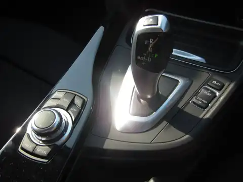 カタログ画像：３シリーズ （3 SERIES） ３２０ｄブルーパフォーマンス スポーツ 2012年8月 LDA-3D20 2000cc ブラック・サファイア（メタリック・カラー） 燃費19.4km / l 内装