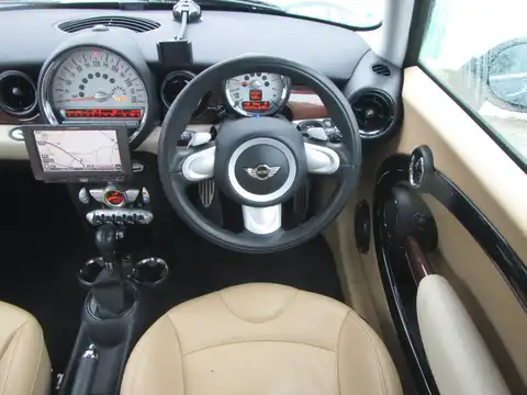 カタログ画像：ＭＩＮＩ （MINI） クーパーＳ 2007年2月 ABA-MF16S 1600cc ブリティッシュ・レーシング・グリーン（メタリック） 燃費12.6km / l 内装