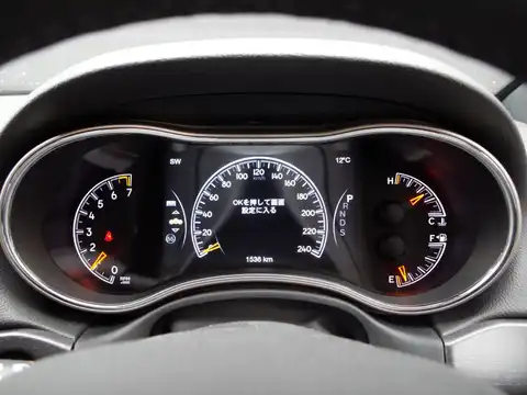 カタログ画像：ジープ・グランドチェロキー （JEEP GRAND CHEROKEE） ラレード 2015年7月 ABA-WK36T 3600cc ブライトホワイトクリアコート 燃費8.6km / l 内装