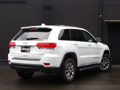 カタログ画像：ジープ・グランドチェロキー （JEEP GRAND CHEROKEE） ラレード 2014年3月 ABA-WK36T 3600cc ブライトホワイトクリアコート 燃費8.6km / l バック