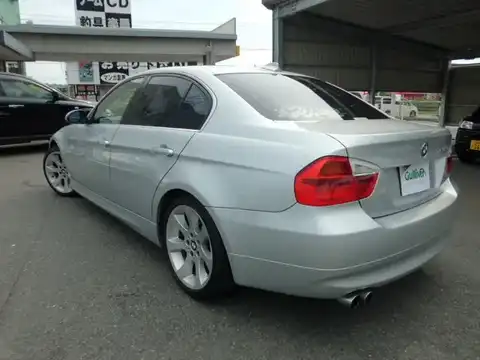 カタログ画像：３シリーズ （3 SERIES） ３３０ｉ 2005年9月 ABA-VB30 3000cc チタン・シルバー（メタリック・カラー）orアークティック（メタリック・カラー） 燃費9.3km / l バック