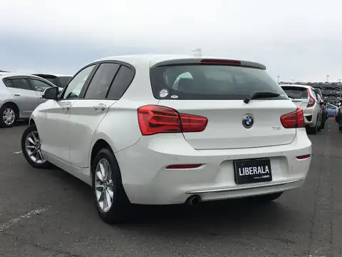 カタログ画像：１シリーズ （1 SERIES） １１８ｉ スタイル 2015年5月 DBA-1A16 1600cc アルピン・ホワイトⅢ（ソリッド・カラー） 燃費16.6km / l バック