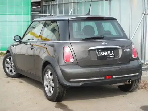 カタログ画像：ＭＩＮＩ （MINI） クーパー パークレーン 2006年7月 GH-RA16 1600cc ロイヤル・グレー（メタリック） 燃費13.4km / l バック