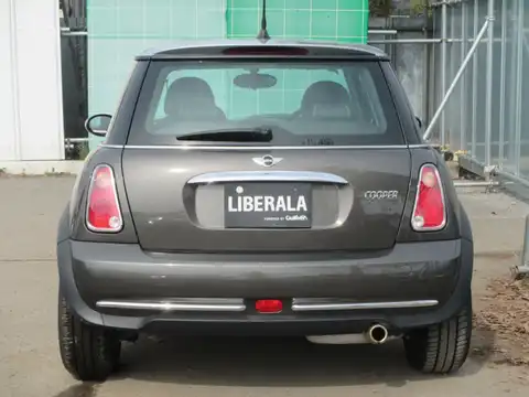 カタログ画像：ＭＩＮＩ （MINI） クーパー パークレーン 2006年7月 GH-RA16 1600cc ロイヤル・グレー（メタリック） 燃費13.4km / l バック