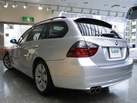 カタログ画像：３シリーズ （3 SERIES） ３２０ｉツーリング ハイラインパッケージ 2008年10月 ABA-VR20 2000cc 燃費11.4km / l バック