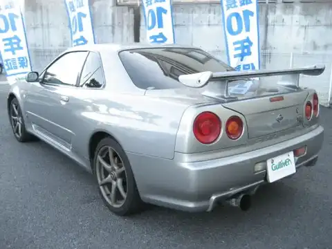 カタログ画像：スカイライン （SKYLINE） ＧＴ－Ｒ 2000年10月 GF-BNR34 2600cc スパークリングシルバー（Ｍ）（スーパーファインハードコート） 燃費8.1km / l バック