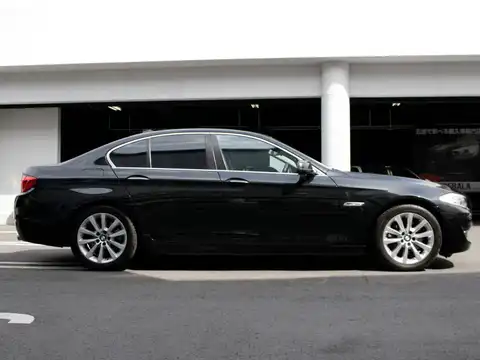 カタログ画像：５シリーズ （5 SERIES） ５３５ｉ 2010年10月 DBA-FR35 3000cc ブラック・サファイア・メタリック 燃費10.6km / l 外装