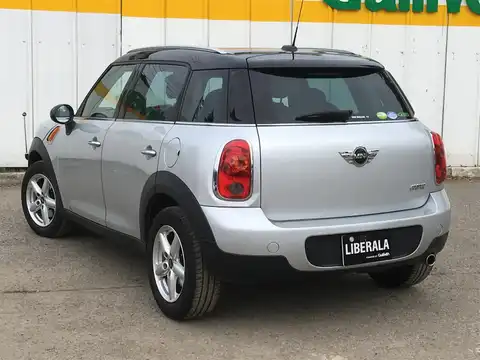 カタログ画像：ＭＩＮＩ （MINI） クーパー クロスオーバー 2011年1月 DBA-ZA16 1600cc クリスタル・シルバー（メタリック） 燃費16.6km / l バック