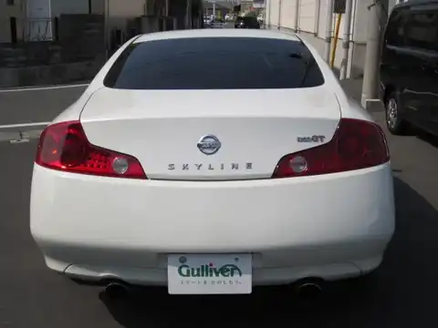 カタログ画像：スカイライン （SKYLINE） ３５０ＧＴ プレミアム 2005年11月 CBA-CPV35 3500cc ホワイトパール（３Ｐ） 燃費8.6km / l バック