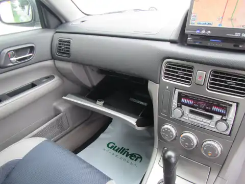 カタログ画像：フォレスター （FORESTER） Ｘ２０ タフパッケージ 2004年8月 TA-SG5 2000cc クリスタルグレー・メタリック 燃費13.6km / l 内装