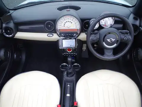 カタログ画像：ＭＩＮＩ （MINI） クーパーＳ コンバーチブル 2014年4月 DBA-ZP16 1600cc アイス・ブルー（ソリッド） 燃費13.2km / l 内装