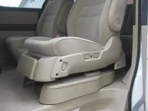 カタログ画像：アルファードＶ （ALPHARD V） ＡＸ Ｌエディション サイドリフトアップシート装着車 2005年4月 DBA-ANH10W 2400cc ホワイトパールマイカ 燃費9.7km / l 内装